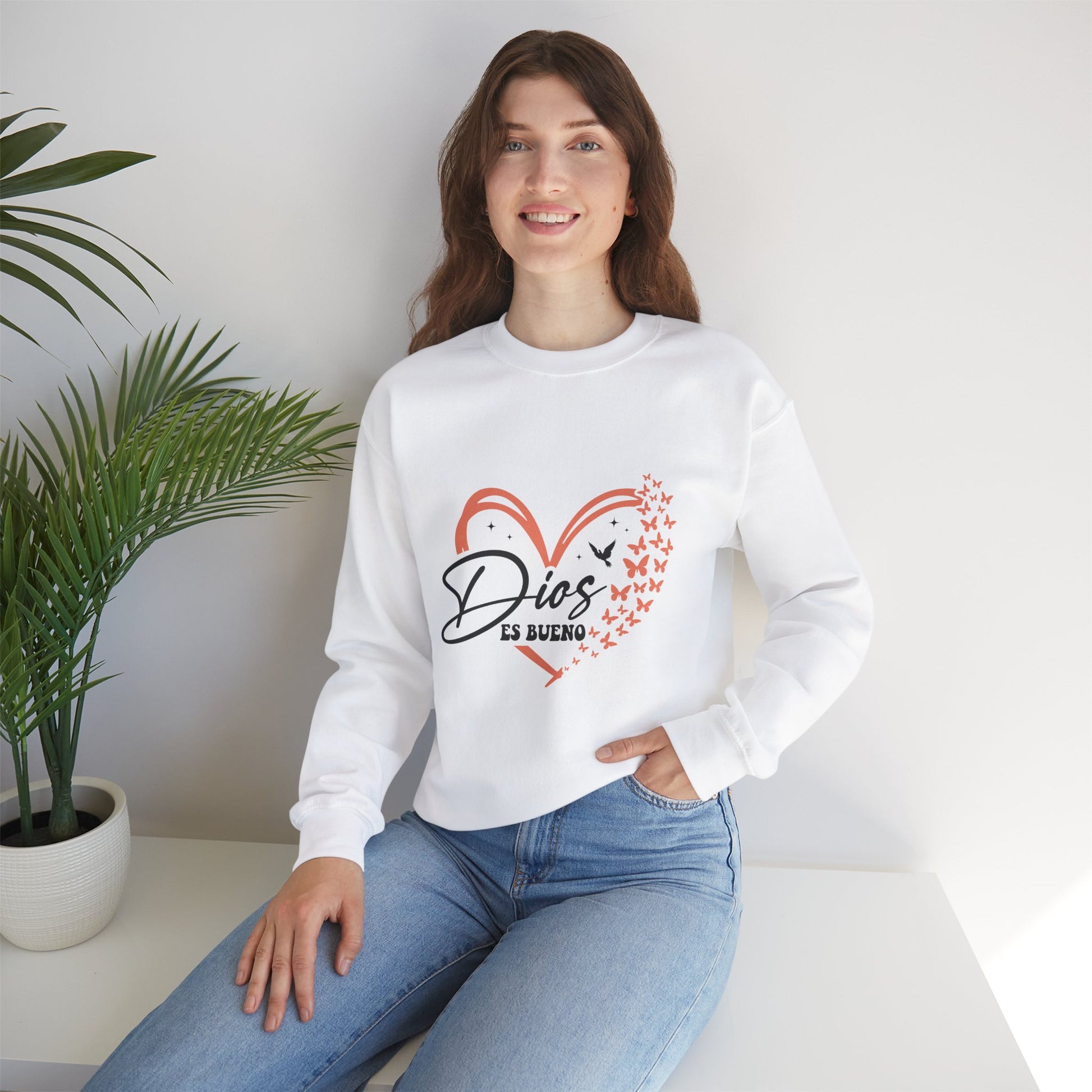 Dios es Bueno Heart Sweatshirt | Unisex Heavy Blend™ Crewneck - Nefty Creations